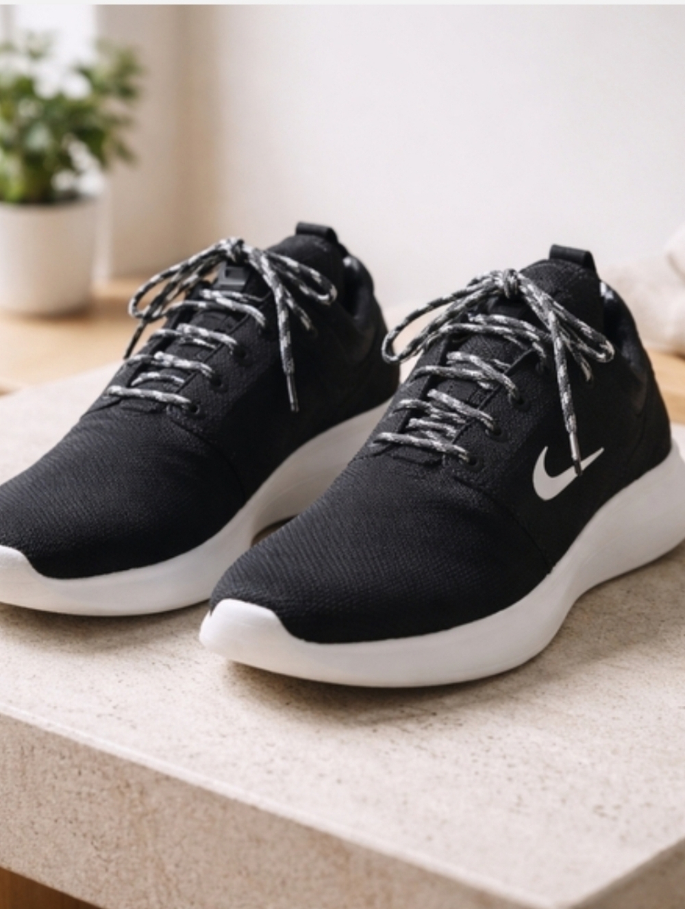 Nike Roshe One Women's Sneakers in Black & White. Size 7.5 Good Condition